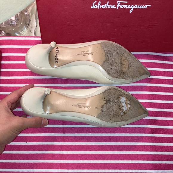 Salvatore Ferragamo Pointed Toe Classic Low Pumps - Picture 7 of 11